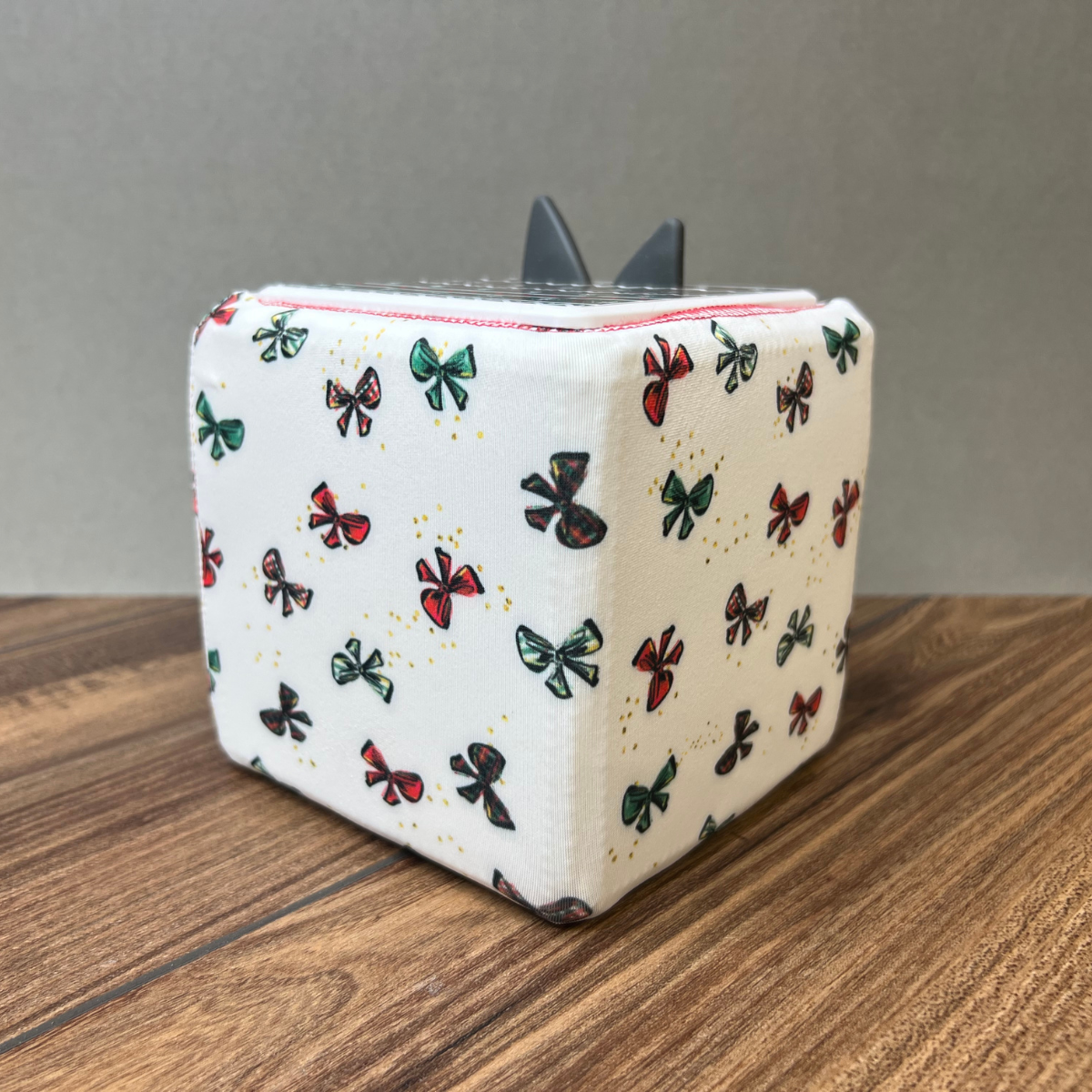 
                  
                    Red and Green Bows Cloth Cover
                  
                